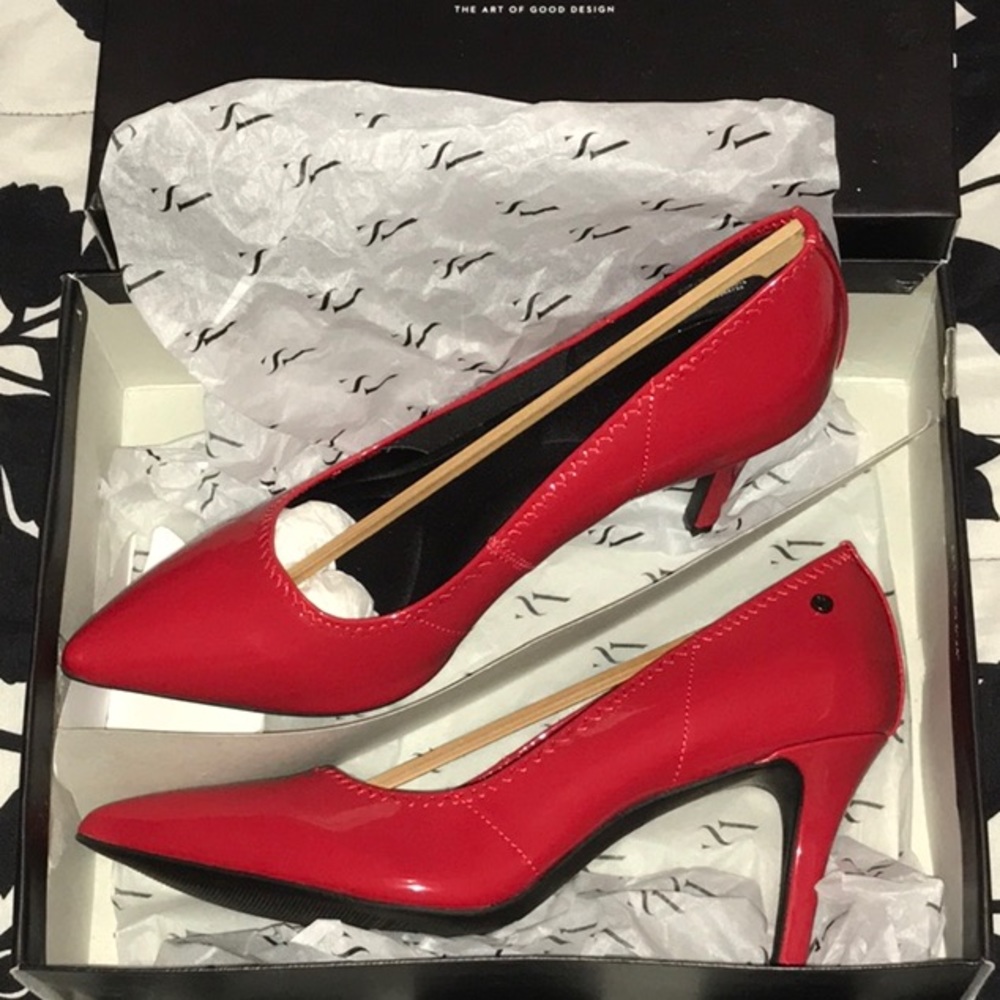 Vera Wang Pointed toe heels